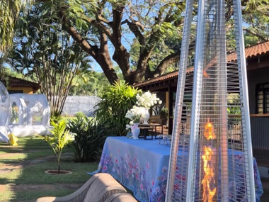 Aquecedor piramidal aceso no jardim do evento Maria Luiza.