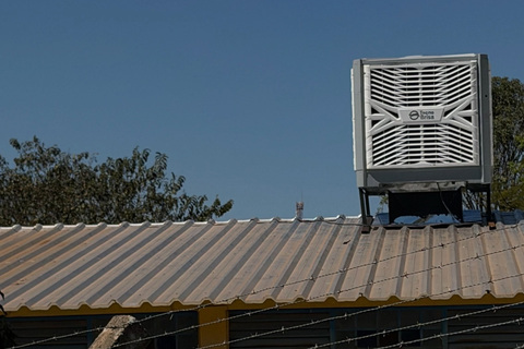 Climatizador instalado no telhado do espaço do Rotary Clube de Itajobi.